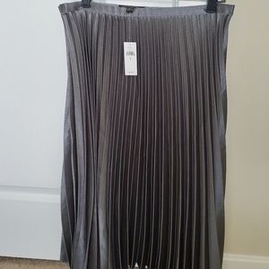 NWT. Banana Republic Metallic Pleated Midi Skirt